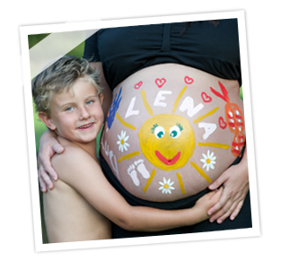  Belly-Painting - Bemalen Sie den Bauch der Schwangeren!