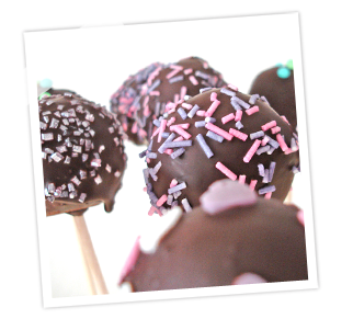 Cake Pops mit Schokoüberzug und bunten Streuseln Cake Pops mit Schokoüberzug und bunten Streuseln