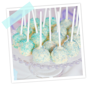 Cake Pops mit weißem Schokoüberzug und bunten Streuseln Cake Pops mit weißem Schokoüberzug und bunten Streuseln