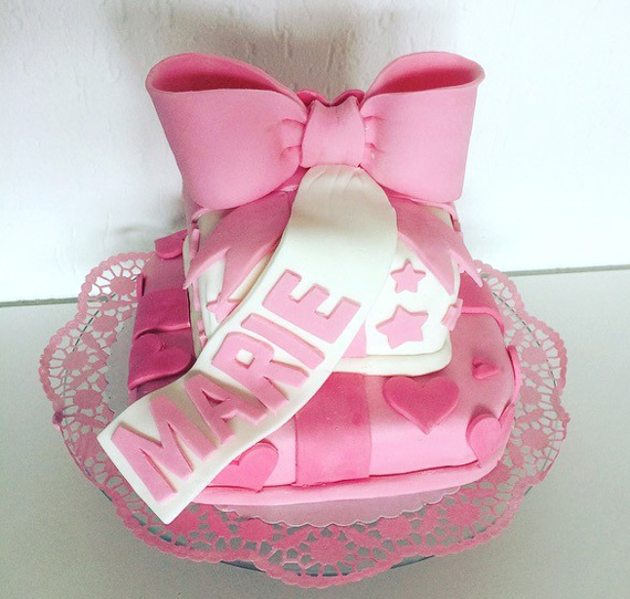  dreistöckiger Geburtstagskuchen mit rosa Schleife