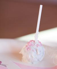 Zuckerstreusel in rosa, blauen und neutralen Babyparty-Farben