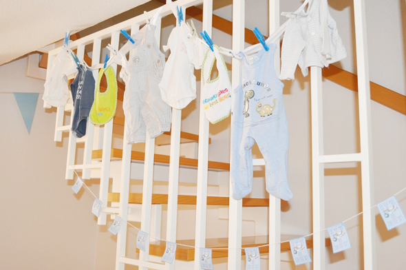 Babykleidung als Girlande zur Baby Party