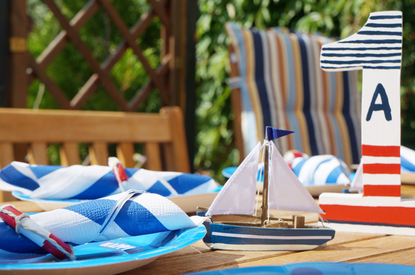 Maritime Tischdeko mit Segelbooten und Holz-Eins