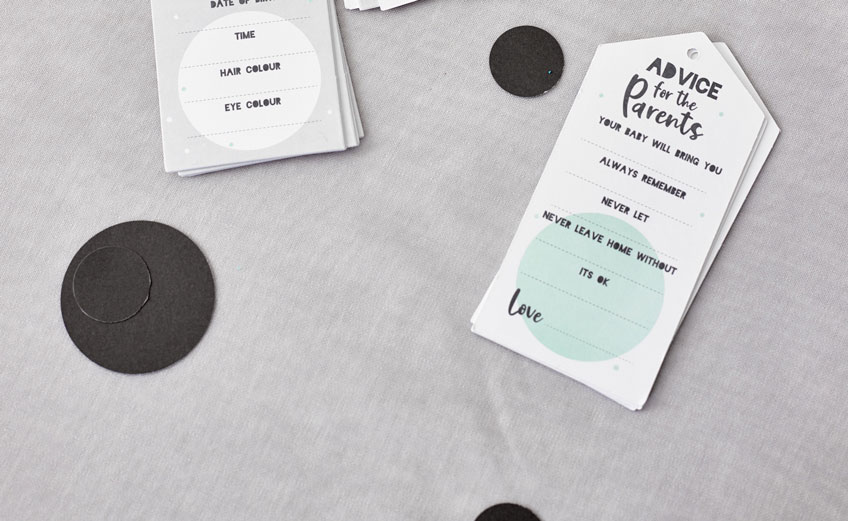 Beim Babyparty-Spiel "Advice Cards" geben die Gäste liebevolle und lustige Ratschläge zum Elternleben