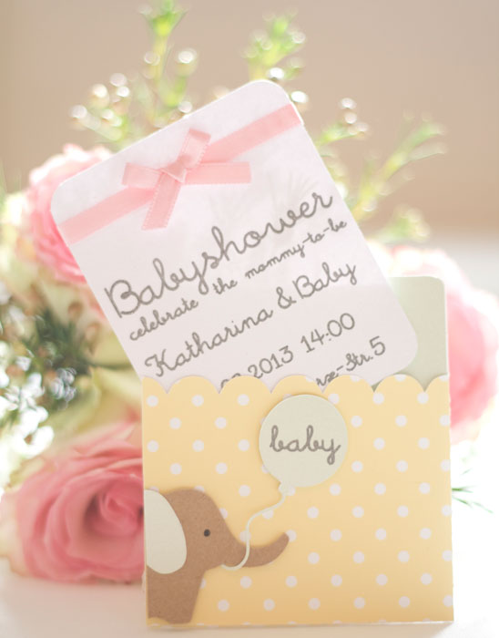 Selbstgebastelte Babyparty Einladungen mit einem kleinen Elefanten von petitehomemade