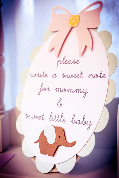 Auf der Babyshower schreiben die Gäste liebe Worte als Erinnerung an die Babyparty für das Baby