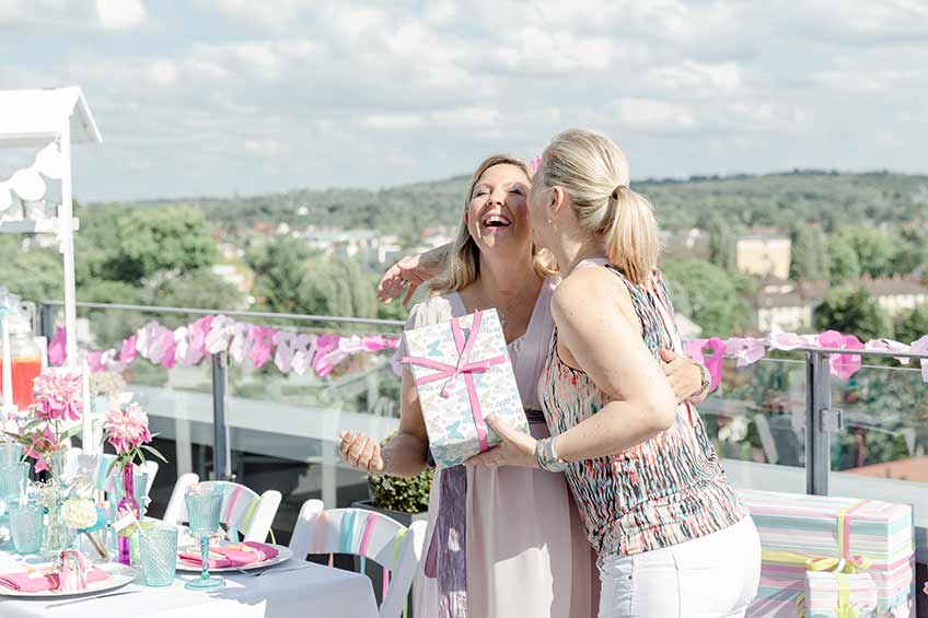 Die Bald-Mama freut sich über schöne Geschenke zur Babyparty (c) Nicola Mattinger