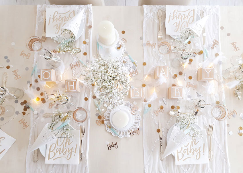In dieser Babyparty-Tischdekoration trifft blumiger Boho-Stil auf elegantes Gold © lxoxndxoxn