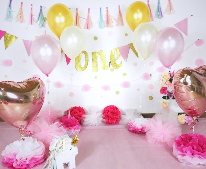 Deko-Kulisse in Rosa, Pink und Gold für ein Fotoshooting zum ersten Geburtstag. Foto: Lifewithsnow