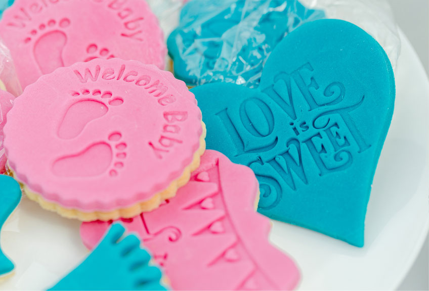 Kekse in Rosa und Blau passen super in die Gender Reveal Candy Bar © Nicole Mattinger
