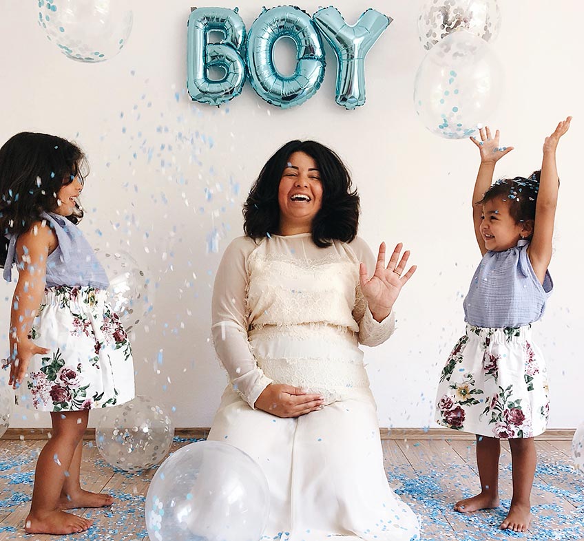 Nimm ein schönes Foto für die Gender Reveal aus - so klappts auch aus der Ferne (c) mommyhiyam