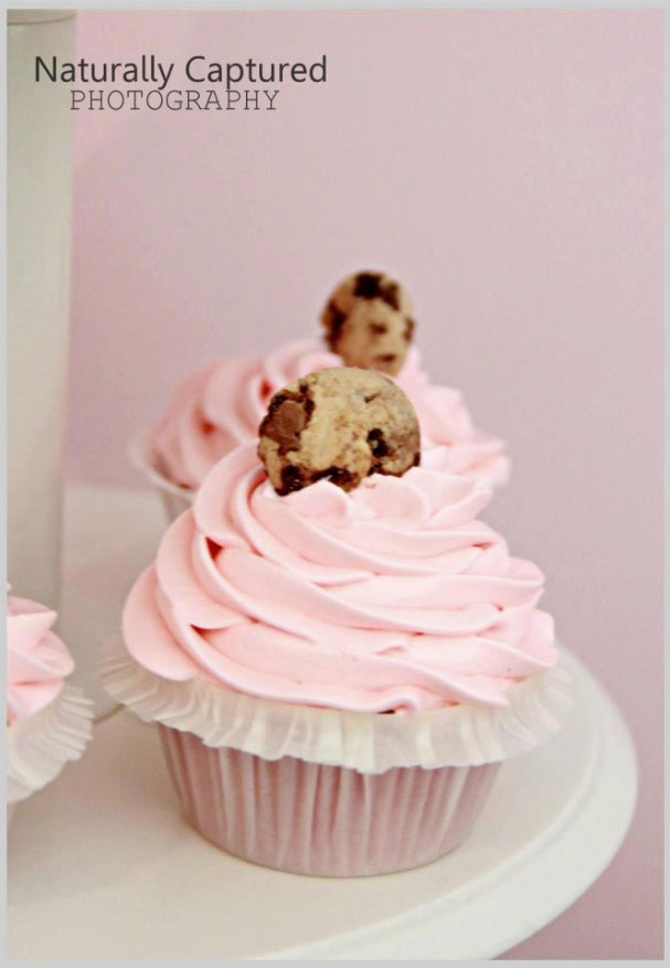 Baby Girl Cupcakes mit Mini-Cookie von Takes the Cake Decorating