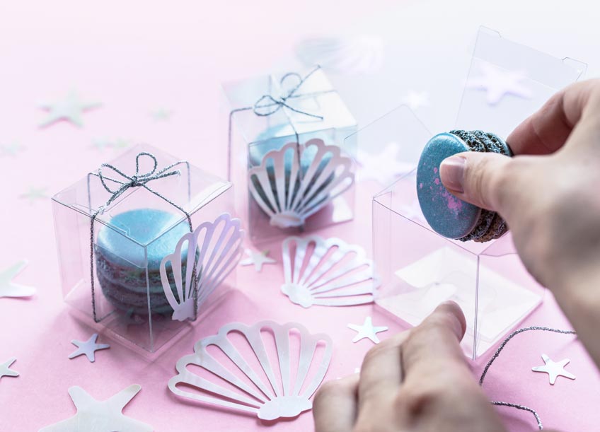 Für ein maritimes Motto machen sich blaue Macarons fabelhaft