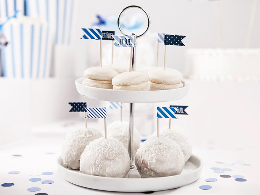 Schön fluffig und weiß sind die Macarons zum Himmels-Motto