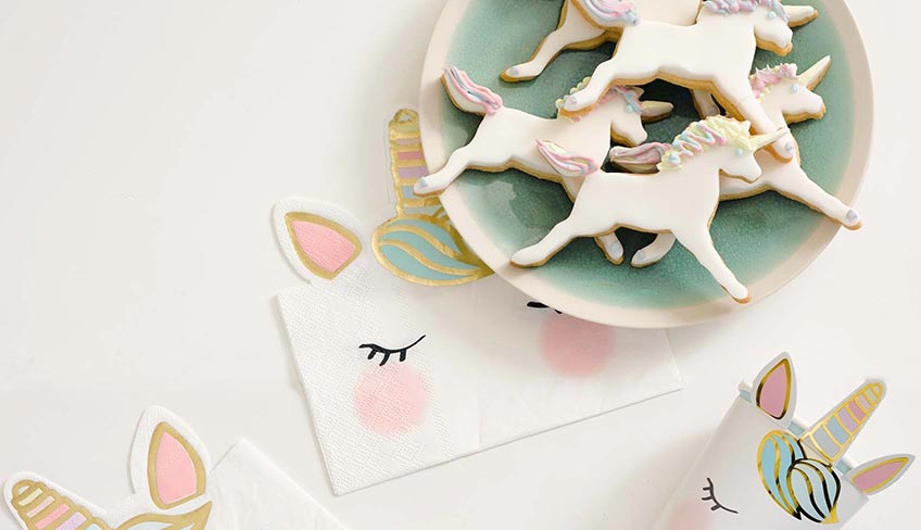 Mit Ausstechern gelingen dir fantasievolle Einhorn-Plätzchen