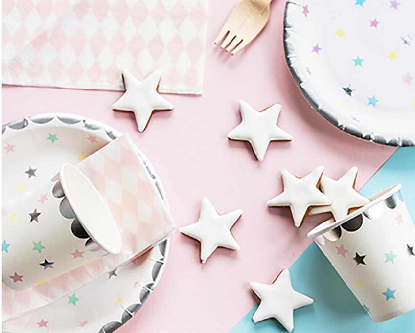 Stich kleine Plätzchen-Sterne für deinen Sweet Table zur Baby Shower aus