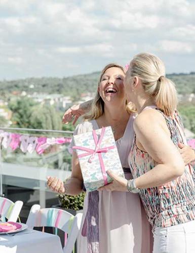 Die Bald-Mama freut sich über schöne Geschenke zur Babyparty (c) Nicola Mattinger