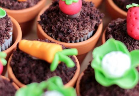Cupcake-Blumentöpfe mit Zuckerdekor und Schokoteig