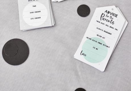 Beim Babyparty-Spiel "Advice Cards" geben die Gäste liebevolle und lustige Ratschläge zum Elternleben