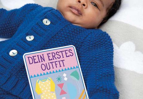 Halte das erste Baby-Outfit mit schöner Meilensteinkarte fest