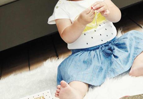 Das erste Mal verkleidet sich dein Baby - mach ein Foto mit Meilensteinkarte