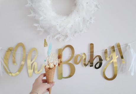 So Boho: Waffelhörnchen für die Babyparty, dekoriert mit goldenen Partypicks © lxoxndxoxn
