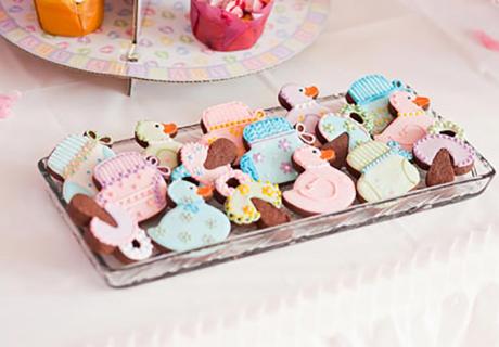 Ein Eyecatcher auf dem Babyparty-Sweet-Table sind gelungene Motivplätzchen