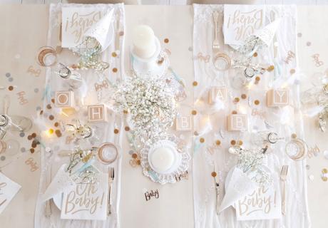 In dieser Babyparty-Tischdekoration trifft blumiger Boho-Stil auf elegantes Gold © lxoxndxoxn