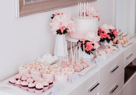 Sweet Table in Rosa und Weiß mit Ombre-Torte (c) Anna Fichtner Fotografie
