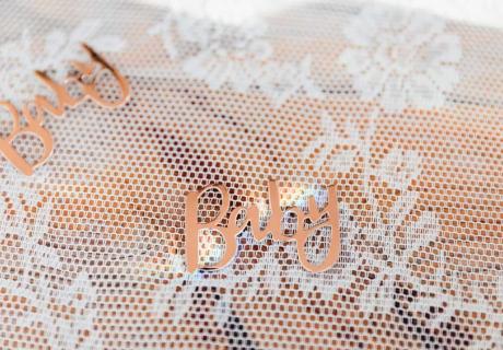 Die "Baby" Streuteile bringen glänzende Details in deine Babyparty-Tischdekoration © juliafashionblonde