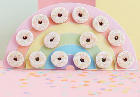 Servier deine 1.-Geburtstagsnaschereien auf der Regenbogen-Donutwand aus unserem Shop