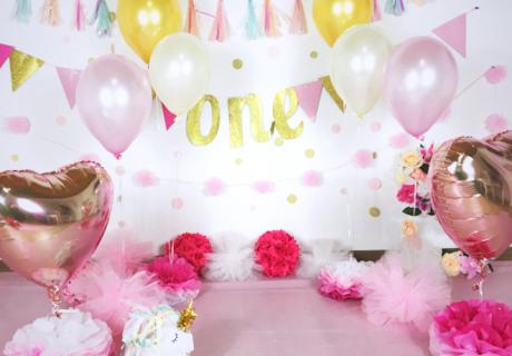 Deko-Kulisse in Rosa, Pink und Gold für ein Fotoshooting zum ersten Geburtstag. Foto: Lifewithsnow