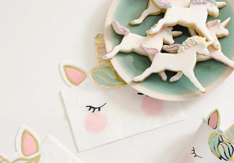 Mit Ausstechern gelingen dir fantasievolle Einhorn-Plätzchen