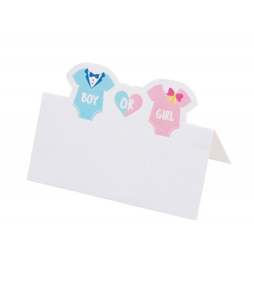 Süße Platzkarten aus Pappe mit "Boy or Girl" Aufschrift und niedlichen Babybodys in hellblau und rosa am oberen Rand zur Gender Reveal Party. Maße: 8 x 5,5 cm.