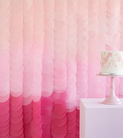 Backdrop aus Seidenpapier-Kreisen - ombre pink