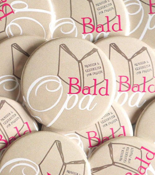 "Bald Opa"-Button mit Buch - pink - 44 mm