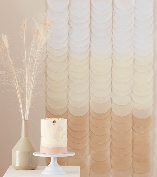 Backdrop aus Seidenpapier-Kreisen - ombre beige